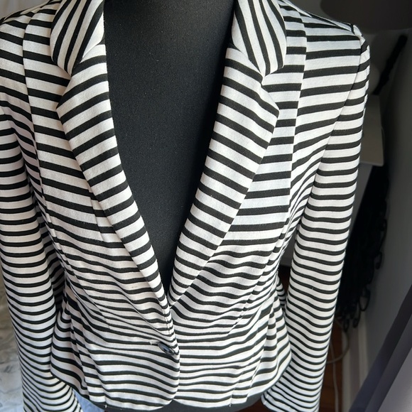 ELLE Black & White Striped Stretch Blazer Jacket Women’s Small. gently used - Picture 4 of 6